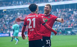 Hannover 96 feiert einen Heimsieg gegen den SC Paderborn. - Swen Pförtner/dpa Hannover 96 feiert einen Heimsieg gegen den SC Paderborn. - Swen Pförtner/dpa