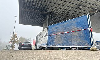 Einen Monat nach dem verheerenden Feuer an einer Zapfsäule der Gütersloher Aral-Tankstelle ist der Brandort immer noch abgesperrt. - Christian Bröder Einen Monat nach dem verheerenden Feuer an einer Zapfsäule der Gütersloher Aral-Tankstelle ist der Brandort immer noch abgesperrt. - Christian Bröder