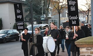 Zum dumpfen Trommelschlag wird der Marsch angeführt von den Organisatoren Katharina Friess (mit Kreuz) und Oliver Groteheide (l.) - hier über die Wilhelmstraße. - Wilhelm Dick Zum dumpfen Trommelschlag wird der Marsch angeführt von den Organisatoren Katharina Friess (mit Kreuz) und Oliver Groteheide (l.) - hier über die Wilhelmstraße. - Wilhelm Dick