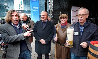Bürgermeister Norbert Morkes eröffnet den 33. Schinkenmarkt auf dem Berliner-Platz. - Andreas Frücht Bürgermeister Norbert Morkes eröffnet den 33. Schinkenmarkt auf dem Berliner-Platz. - Andreas Frücht