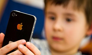 Heutzutage verbringen Jugendliche und Kinder viel Zeit mit sozialen Medien. - picture alliance / Ole Spata/dpa Heutzutage verbringen Jugendliche und Kinder viel Zeit mit sozialen Medien. - picture alliance / Ole Spata/dpa