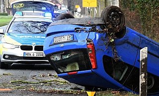Der blaue Ford Fiesta der Bielefelderin landete nach dem Crash auf dem Dach. - Andreas Eickhoff Der blaue Ford Fiesta der Bielefelderin landete nach dem Crash auf dem Dach. - Andreas Eickhoff