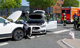 Beim Zusammenstoß von zwei Autos auf der Bürener Straße in Höhe der Graf-Zeppelin-Straße in Haaren wurden am Dienstagmittag beide Fahrer verletzt. - Ralph Meyer Beim Zusammenstoß von zwei Autos auf der Bürener Straße in Höhe der Graf-Zeppelin-Straße in Haaren wurden am Dienstagmittag beide Fahrer verletzt. - Ralph Meyer