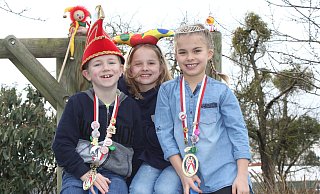 Ein närrisches Trio: Prinz Jonas (8), Hofnärrin Ida (9, Mitte) und Prinzessin Klara (9) sind bereit für die bunte fünfte Jahreszeit. - Saskia Jochheim Ein närrisches Trio: Prinz Jonas (8), Hofnärrin Ida (9, Mitte) und Prinzessin Klara (9) sind bereit für die bunte fünfte Jahreszeit. - Saskia Jochheim
