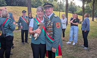 Die neue Königin Anette Kamp zeigt sich mit Oberst Edmund Petermeyer, der auch ihr Lebensgefährte ist. - Heimatverein Nesthausen Die neue Königin Anette Kamp zeigt sich mit Oberst Edmund Petermeyer, der auch ihr Lebensgefährte ist. - Heimatverein Nesthausen