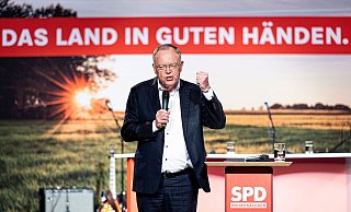Stephan Weil (SPD) spricht bei einer Wahlkampfveranstaltung der SPD in Niedersachsen. - Moritz Frankenberg/dpa Stephan Weil (SPD) spricht bei einer Wahlkampfveranstaltung der SPD in Niedersachsen. - Moritz Frankenberg/dpa