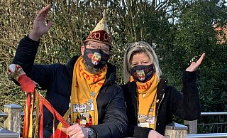 „Feiert mit und steigt digital ein, das letzte Mal ein Virus-Karneval solls sein”, hofft das Rietberger Prinzenpaar Karin I. Lummer und Michael IV. Sellemerten. - Privat „Feiert mit und steigt digital ein, das letzte Mal ein Virus-Karneval solls sein”, hofft das Rietberger Prinzenpaar Karin I. Lummer und Michael IV. Sellemerten. - Privat