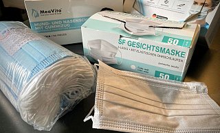 Auf den ersten Blick sehen wir hier verschiedene OP-Masken. Doch die geforderte Norm weist keines der Produkte auf seiner Verpackung aus. - Jens Reichenbach Auf den ersten Blick sehen wir hier verschiedene OP-Masken. Doch die geforderte Norm weist keines der Produkte auf seiner Verpackung aus. - Jens Reichenbach