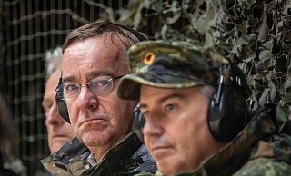«Wir sind nicht die einzigen, die nicht liefern»: Boris Pistorius (M.) neben Brigadegeneral Michael Bender. - Peter Kneffel/dpa «Wir sind nicht die einzigen, die nicht liefern»: Boris Pistorius (M.) neben Brigadegeneral Michael Bender. - Peter Kneffel/dpa