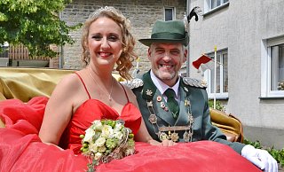 In der Kutsche: Die Majestäten Nicole und Gerd Unruhe standen im Mittelpunkt des Schützenfestes der St.-Josef-Schützenbruderschaft Ottenhausen. Mit ihrem roten Kleid verzauberte die Königin Gäste und Zuschauer. - Silke Riethmüller In der Kutsche: Die Majestäten Nicole und Gerd Unruhe standen im Mittelpunkt des Schützenfestes der St.-Josef-Schützenbruderschaft Ottenhausen. Mit ihrem roten Kleid verzauberte die Königin Gäste und Zuschauer. - Silke Riethmüller