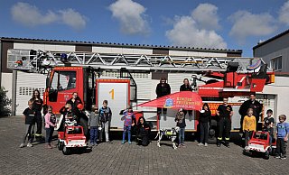 Zwei der insgesamt vier Gruppen der neu gegründeten Kinderfeuerwehr Warburg mit den Verantwortlichen und tierischem Begleiter. - Simone Flörke Zwei der insgesamt vier Gruppen der neu gegründeten Kinderfeuerwehr Warburg mit den Verantwortlichen und tierischem Begleiter. - Simone Flörke