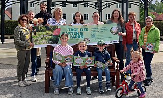 Freuen sich auf den Tag der Gärten und Parks: Angelika Gauselmann (v. l.), Beate Husemöller, Björn Hülshorst, Sylvia Blaha, Laurine Lückemeier, Larissa Mattlage, Angela Larusch, Doris Speckmeier und Bianca Eberhardt mit denKindern Gloria, Lotte, Leandro und Luna. - Merkur Group Freuen sich auf den Tag der Gärten und Parks: Angelika Gauselmann (v. l.), Beate Husemöller, Björn Hülshorst, Sylvia Blaha, Laurine Lückemeier, Larissa Mattlage, Angela Larusch, Doris Speckmeier und Bianca Eberhardt mit denKindern Gloria, Lotte, Leandro und Luna. - Merkur Group