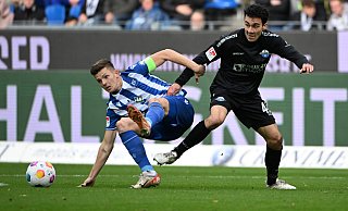 SCP-Akteur Niclas Nadj (r.), hier im Duell gegen KSC-Kapitän Marvin Wanitzek, stand am Sonntag zum zweiten Mal in dieser Saison in der Paderborner Anfangsformation. - picture alliance/dpa SCP-Akteur Niclas Nadj (r.), hier im Duell gegen KSC-Kapitän Marvin Wanitzek, stand am Sonntag zum zweiten Mal in dieser Saison in der Paderborner Anfangsformation. - picture alliance/dpa