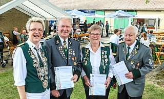 Conny Martens (v.l.) ist seit 25 Jahren im Verein, ihr Vater Horst Martens seit 50 Jahren, Christel Schmidt seit 25 Jahren und Gerhard Wellmann seit 50 Jahren. - Yvonne Gottschlich Conny Martens (v.l.) ist seit 25 Jahren im Verein, ihr Vater Horst Martens seit 50 Jahren, Christel Schmidt seit 25 Jahren und Gerhard Wellmann seit 50 Jahren. - Yvonne Gottschlich