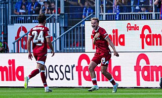 Arminia Bielefelds Christopher Lannert (l.) und Tim Handwerker bejubeln dessen Traumtor zum 2:0. - IMAGO/Eibner Arminia Bielefelds Christopher Lannert (l.) und Tim Handwerker bejubeln dessen Traumtor zum 2:0. - IMAGO/Eibner