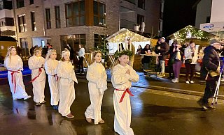 Die zehnjährige Ella Schlune aus Salzkotten führte als heilige Lucia den Umzug durch die Lange Straße zur Ölmühle an. - Carola Drabon Die zehnjährige Ella Schlune aus Salzkotten führte als heilige Lucia den Umzug durch die Lange Straße zur Ölmühle an. - Carola Drabon