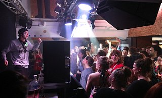 DJ und Schauspieler Lars Eidinger tanzte hinter dem Mischpult immer wieder mit seinem Publikum in der "Autistic Disco". - Frank-Michael Kiel-Steinkamp DJ und Schauspieler Lars Eidinger tanzte hinter dem Mischpult immer wieder mit seinem Publikum in der "Autistic Disco". - Frank-Michael Kiel-Steinkamp