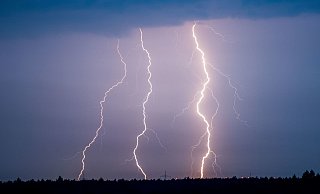 Die Pool-Party und das Open-Air-Kino im Wünnenberger Freibad fallen wegen schlechter Wetterprognosen aus. (Themenbild) - picture alliance / ZB Die Pool-Party und das Open-Air-Kino im Wünnenberger Freibad fallen wegen schlechter Wetterprognosen aus. (Themenbild) - picture alliance / ZB