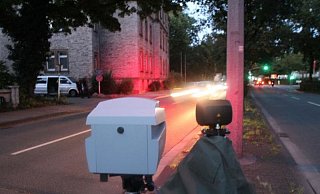 Roter Blitz - das Radargerät am Amtsgericht hat ausgelöst. An diesem Standort wurde die Spitzengeschwindigkeit in der Herforder Innenstadt gemessen. - Jobst Lüdeking Roter Blitz - das Radargerät am Amtsgericht hat ausgelöst. An diesem Standort wurde die Spitzengeschwindigkeit in der Herforder Innenstadt gemessen. - Jobst Lüdeking