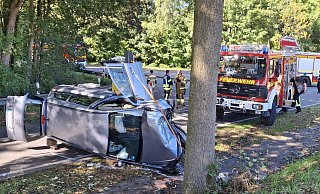 Eines der beteilgiten Fahrzeuge kippte durch den Unfall auf die Seite. - Meiko Haselhorst Eines der beteilgiten Fahrzeuge kippte durch den Unfall auf die Seite. - Meiko Haselhorst