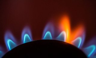 Die Flamme eines Gasherdes brennt in einer Küche - und soll möglichst auch im kommenden Jahr noch brennen können. - Frank Rumpenhorst/dpa Die Flamme eines Gasherdes brennt in einer Küche - und soll möglichst auch im kommenden Jahr noch brennen können. - Frank Rumpenhorst/dpa