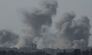 Rauch steigt nach einem israelischen Luftangriff auf den Gazastreifen auf. - Leo Correa/AP/dpa Rauch steigt nach einem israelischen Luftangriff auf den Gazastreifen auf. - Leo Correa/AP/dpa