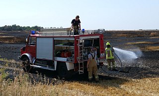 12 Hektar Stoppelfeld standen in der Brenker Mark in Flammen. Mehr als 130 Feuerwehrleuten mit 35 Fahrzeugen aus neun Feuerwehr kämpften gegen die Flammen. - Ralph Meyer 12 Hektar Stoppelfeld standen in der Brenker Mark in Flammen. Mehr als 130 Feuerwehrleuten mit 35 Fahrzeugen aus neun Feuerwehr kämpften gegen die Flammen. - Ralph Meyer