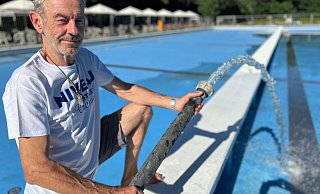 Das Wasser ist zurück: Pächter Franz-Josef Füchtenschnieder freut sich darüber, dass das Becken im Parkbad Gütersloh seit Montagabend wieder geflutet wird. - Christian Bröder Das Wasser ist zurück: Pächter Franz-Josef Füchtenschnieder freut sich darüber, dass das Becken im Parkbad Gütersloh seit Montagabend wieder geflutet wird. - Christian Bröder