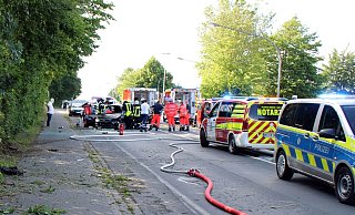 Die Einsatzkräfte der Feuerwehr trennten das Dach des Ford ab. - Polizei Minden-Lübbecke Die Einsatzkräfte der Feuerwehr trennten das Dach des Ford ab. - Polizei Minden-Lübbecke