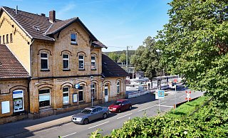 Die unbefriedigende Situation im Umfeld des Bahnhofes Brackwede und des Fernbus-Knotenpunktes wird sich so schnell nicht ändern. - Barbara Franke Die unbefriedigende Situation im Umfeld des Bahnhofes Brackwede und des Fernbus-Knotenpunktes wird sich so schnell nicht ändern. - Barbara Franke