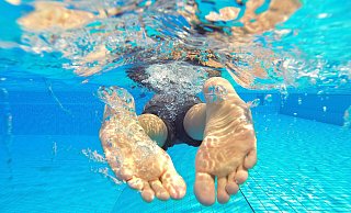 Doppelt hält besser: Unter der Badehose tragen immer mehr junge Männer eine Unterhose, wenn sie im Freibad ins Wasser springen. (Themenbild) - picture alliance / dpa Doppelt hält besser: Unter der Badehose tragen immer mehr junge Männer eine Unterhose, wenn sie im Freibad ins Wasser springen. (Themenbild) - picture alliance / dpa