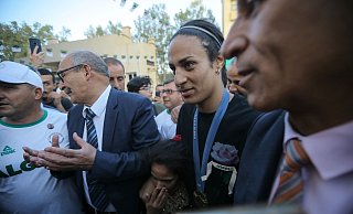 Boxerin Imane Khelif sah sich besonders heftigen Attacken im Netz ausgesetzt. - Anis Belghoul/AP/dpa Boxerin Imane Khelif sah sich besonders heftigen Attacken im Netz ausgesetzt. - Anis Belghoul/AP/dpa