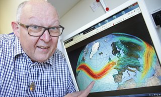 Bernhard Michels hat auf dem Monitor eine Seite aufgerufen, die den Verlauf des Ausgleichswinds zwischen dem Äquator und den Polen zeigt. - Dieter Scholz Bernhard Michels hat auf dem Monitor eine Seite aufgerufen, die den Verlauf des Ausgleichswinds zwischen dem Äquator und den Polen zeigt. - Dieter Scholz