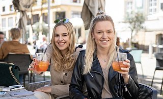 Hanna Tenhoff (20, rechts) und Charlotte Mahncke (22) genießen einen Longdrink im Außenbereich der Gastronomie Stahlberg - Oliver Krato Hanna Tenhoff (20, rechts) und Charlotte Mahncke (22) genießen einen Longdrink im Außenbereich der Gastronomie Stahlberg - Oliver Krato