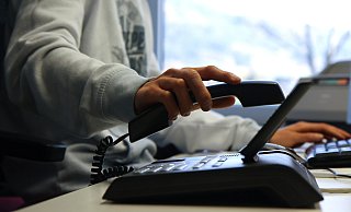 "Bitte warten. Bitte warten. Bitte warten." Am Montagmorgen war bei der Impftermin-Vergabe viel Geduld nötig. - picture alliance / Eibner-Pressefoto "Bitte warten. Bitte warten. Bitte warten." Am Montagmorgen war bei der Impftermin-Vergabe viel Geduld nötig. - picture alliance / Eibner-Pressefoto