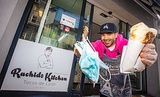 Rachid Radou (39) stört der viele Müll durch die Maskenpflicht. Mit einer Aktion will er die Stadt von den getragenen Gesichtslappen befreien. - Mike-Dennis Müller / www.mdm.photo Rachid Radou (39) stört der viele Müll durch die Maskenpflicht. Mit einer Aktion will er die Stadt von den getragenen Gesichtslappen befreien. - Mike-Dennis Müller / www.mdm.photo