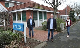 Oliver Thamm (l.) ist neuer Seniorenberater im Kommissariat Vorbeugung der Kreispolizei, er übernimmt die Aufgabe von Michael Wehrmann (Mitte), der in Pension geht. Rechts im Bild die kommissarische Leiterin des Kommissariats, Birgti Thinnes. - Nicole Bliesener Oliver Thamm (l.) ist neuer Seniorenberater im Kommissariat Vorbeugung der Kreispolizei, er übernimmt die Aufgabe von Michael Wehrmann (Mitte), der in Pension geht. Rechts im Bild die kommissarische Leiterin des Kommissariats, Birgti Thinnes. - Nicole Bliesener
