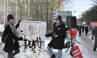 Mit der bitteren Botschaft „Love you to Death“ (zu Tode geliebt) protestierten Katharina Friess (l.) und Anja Pfirrmann. - Rainer Stephan Mit der bitteren Botschaft „Love you to Death“ (zu Tode geliebt) protestierten Katharina Friess (l.) und Anja Pfirrmann. - Rainer Stephan
