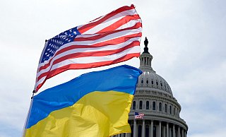 Die US-amerikanische und die ukrainische Flagge wehen vor dem Kapitol in Washington. Der US-Senat hat Kriegshilfen für die Ukraine in Höhe von rund 61 Milliarden US-Dollar gebilligt. - Mariam Zuhaib/AP/dpa Die US-amerikanische und die ukrainische Flagge wehen vor dem Kapitol in Washington. Der US-Senat hat Kriegshilfen für die Ukraine in Höhe von rund 61 Milliarden US-Dollar gebilligt. - Mariam Zuhaib/AP/dpa
