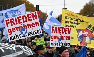Tausende Menschen haben am Samstag in Berlin für den Frieden demonstriert. - Soeren Stache/dpa Tausende Menschen haben am Samstag in Berlin für den Frieden demonstriert. - Soeren Stache/dpa