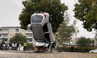 Das Auto fällt aus zehn Metern Höhe auf einen Baumstamm. - Polizei Höxter Das Auto fällt aus zehn Metern Höhe auf einen Baumstamm. - Polizei Höxter