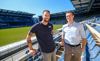 An die Arbeit: Mitch Kniat (l.) und Michael Mutzel sind das Duo für den Arminia-Neuaufbau. Trainer und Sportchef saßen schon am Dienstag bis tief in die Nacht zusammen und tüftelten am Kader der Zukunft. - Andreas Zobe An die Arbeit: Mitch Kniat (l.) und Michael Mutzel sind das Duo für den Arminia-Neuaufbau. Trainer und Sportchef saßen schon am Dienstag bis tief in die Nacht zusammen und tüftelten am Kader der Zukunft. - Andreas Zobe