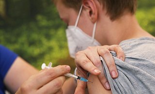 Die Stadt will in den kommenden Wochen möglichst viele Jugendliche impfen. Das empört offenbar manche Eltern. - David Young Die Stadt will in den kommenden Wochen möglichst viele Jugendliche impfen. Das empört offenbar manche Eltern. - David Young