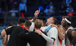 Gemeinsamer Jubel der Basketballer nach dem Finaleinzug. - Sergei Grits/AP/dpa Gemeinsamer Jubel der Basketballer nach dem Finaleinzug. - Sergei Grits/AP/dpa
