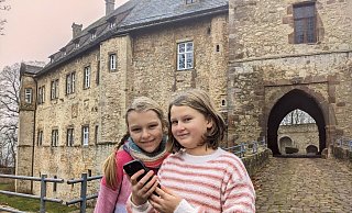 Die Spieletesterinnen Lena Rehermann und Lotta Gaidzik sind von der App, die sie rund um die Burg in Bad Driburg-Dringenberg führt, begeistert. - Burkhard Battran Die Spieletesterinnen Lena Rehermann und Lotta Gaidzik sind von der App, die sie rund um die Burg in Bad Driburg-Dringenberg führt, begeistert. - Burkhard Battran