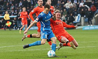 Felix Götze (r.) blockt in der Nachspielzeit einen Schuss von FCM-Stürmer Martijn Kaars. Allerdings verletzt sich der SCP-Abwehrchef bei dieser spektakulären Rettungsaktion. - Imago Images Felix Götze (r.) blockt in der Nachspielzeit einen Schuss von FCM-Stürmer Martijn Kaars. Allerdings verletzt sich der SCP-Abwehrchef bei dieser spektakulären Rettungsaktion. - Imago Images