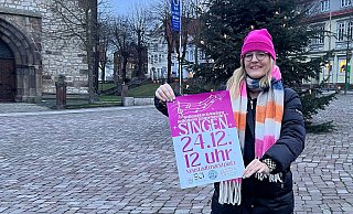 Valeria Geritzen mit dem Plakat fürs Weihnachtssingen am Christbaum auf dem Neustädter Marktplatz. - Privat Valeria Geritzen mit dem Plakat fürs Weihnachtssingen am Christbaum auf dem Neustädter Marktplatz. - Privat
