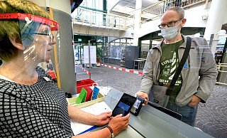 Selbstversuch: Bibliotheksmitarbeiterin Katja Tredel-Bauch scannt den QR-Code von NW-Redakteur Matthias Gans ein. - Andreas Frücht Selbstversuch: Bibliotheksmitarbeiterin Katja Tredel-Bauch scannt den QR-Code von NW-Redakteur Matthias Gans ein. - Andreas Frücht