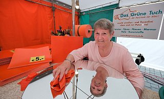 Blitzblank: Petra Wiedig ist Sprecherin der Marktbeschicker und verkauft das "Grüne Tuch", das allerdings orangefarben ist. Früher war es mal grün. - Andreas Zobe Blitzblank: Petra Wiedig ist Sprecherin der Marktbeschicker und verkauft das "Grüne Tuch", das allerdings orangefarben ist. Früher war es mal grün. - Andreas Zobe