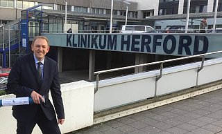 Peter Hutmacher, Vorstand des Klinikums, vor dessen Haupteingang. - Corina Lass Peter Hutmacher, Vorstand des Klinikums, vor dessen Haupteingang. - Corina Lass